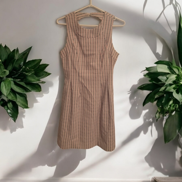 Flirty and flattering business casual dress, size M, pockets, graphic design - Picture 2 of 5